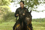 Als dem König (Jonathan Rhys Meyers) mitgeteilt wird, Anne vergnüge sich unsittlich mit anderen Männern, beginnt sich die Waagschale für die junge Frau engültig zu senken ... Als dem König (Jonathan Rhys Meyers) mitgeteilt wird, Anne vergnüge sich unsittlich mit anderen Männern, beginnt sich die Waagschale für die junge Frau engültig zu senken ...