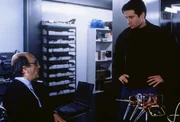 Dr. Jeff Eckerle (Raye Birk, l.); Fox Mulder (David Duchovny, r.)