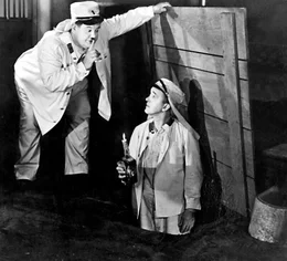 Ollie (Oliver Hardy, li.) und Stanley (Stan Laurel, re.) stecken mal wieder in der Klemme: Die Flucht aus dem Gef&auml;ngnis endet vorzeitig in einem Weinkeller.