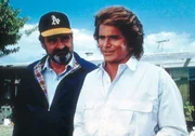 Mark (Victor French, l.) und Jonathan (Michael Landon, r.) hat ihr neuer Auftrag in ein Altersheim gef&uuml;hrt.