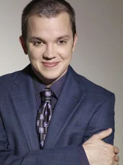 Eric Millegan als Dr. Zack Addy.