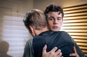 Leo (Aurel Klug) und Elias (Orlando Lenzen, r.) kommen sich überraschend sehr nahe. Leo (Aurel Klug) und Elias (Orlando Lenzen, r.) kommen sich überraschend sehr nahe.