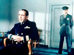 Queeg (Humphrey Bogart, Bild), der von seinen Leuten des Kommandos enthoben wurde, sagt vor dem Kriegsgericht aus.