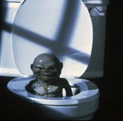 Als Jonathan die dunklen Ritualen ausprobiert erweckt er die Ghoulies zum Leben&hellip; .