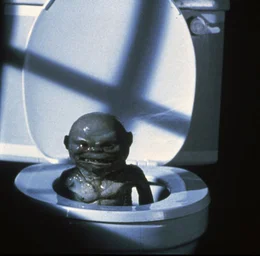 Als Jonathan die dunklen Ritualen ausprobiert erweckt er die Ghoulies zum Leben&hellip; .