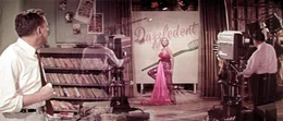 Richard (Tom Ewell, l.) ist f&uuml;r den Sommer allein, seine Frau und sein Sohn sind aufs Land gefahren, und prompt gehen mit ihm die Gef&uuml;hle durch, als er seine h&uuml;bsche Nachbarin (Marilyn Monroe, M.) sieht ...