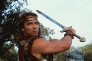 Kalidor (Arnold Schwarzenegger) f&uuml;hrt sein Schwert gegen die Schurken.
