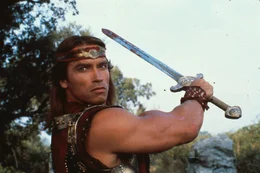 Kalidor (Arnold Schwarzenegger) f&uuml;hrt sein Schwert gegen die Schurken.
