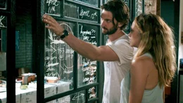 L-R: Dylan (Michiel Huisman) und Sarah (Teresa Palmer)