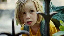 Ella (Agnes Colliander) versteckt sich vor ihrem Klassenkameraden Otto.