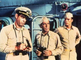 Mit zunehmender Besorgnis reagiert die Besatzung des Minenzerst&ouml;rers USS Caine auf die Befehle ihres Kommandanten Philip F. Queeg (Humphrey Bogart, Mitte). Auch die beiden Offiziere Keefer (Fred MacMurray, links) und Keith (Robert Francis) sind alarmiert.