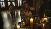 Astra (Olivia Swann, l.); Constantine (Matt Ryan, r.)