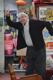 Max und Caroline brauchen die Hilfe von Lester (Hal Linden). Doch ist er bereit dazu, ihnen zu helfen?