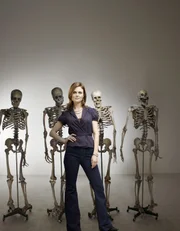 Niemand sortiert und interpretiert sterbliche &Uuml;berreste so perfekt und akribisch wie die eigenwillige forensische Anthropologin Dr. Temperance Brennan (Emily Deschanel), genannt 'Bones'.