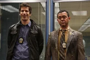 Jake Peralta (Andy Samberg, l.); Charles Boyle (Joe Lo Truglio, r.)