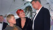 Rita (Gaby K&ouml;ster) und Horst (Frank Vockroth, re.) sind alles andere als begeistert, dass Markus (Marius Theobald) seine festliche Kleidung durch legerere Klamotten ausgetauscht hat...
