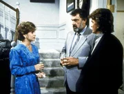 Trish (Ann Howard, l.) erklärt Mark (Victor French, M.) und Jonathan (Michael Landon, r.), dass sie nicht heiraten möchte, weil sich ihre Eltern und Großeltern trennen wollen. Trish (Ann Howard, l.) erklärt Mark (Victor French, M.) und Jonathan (Michael Landon, r.), dass sie nicht heiraten möchte, weil sich ihre Eltern und Großeltern trennen wollen.