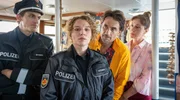 Tim alias „Lux“ (Oliver Mommsen, 2. v. re.) und Hannah (Ulrike C. Tscharre, re.) mischen sich in die Ermittlungen von Polizeihauptkommissarin Wiebke Tönnessen (Antonia Bill, 2. v. li.) und Malte (Joshua Seelenbinder, li.) ein. Tim alias „Lux“ (Oliver Mommsen, 2. v. re.) und Hannah (Ulrike C. Tscharre, re.) mischen sich in die Ermittlungen von Polizeihauptkommissarin Wiebke Tönnessen (Antonia Bill, 2. v. li.) und Malte (Joshua Seelenbinder, li.) ein.