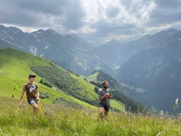 Viehhirte Patrick Schuster und Kleinhirte Roman Vogler auf der Alpe Ein&ouml;dsberg auf dem Grat.