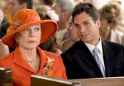 Katherine (Shirley MacLaine) ist nicht ganz sicher, was sie von Jeff (Mark Ruffalo) halten soll.