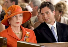 Katherine (Shirley MacLaine) ist nicht ganz sicher, was sie von Jeff (Mark Ruffalo) halten soll.