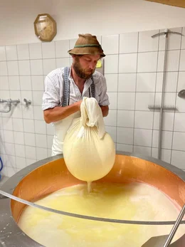 &Auml;lpler Wolfgang Dallmeier in seiner Sennk&uuml;che der Peter's Alpe im Rappenalptal.  Seit dieser Saison produziert Wolfi zum ersten Mal seinen eigenen K&auml;se.