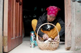 Whang Od mischt die T&auml;towierfarbe aus Ru&szlig; und Wasser noch selbst: Diese uralte Technik hei&szlig;t Batok und geht auf die kriegerische Tradition ihres Stammes zur&uuml;ck.