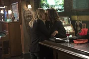 Arizona (Jessica Capshaw, l.) bittet Carina (Stefania Spampinato, r.), ihre Partnerin bei ihrer neuesten Studie zu sein - nur bei der Studie? Arizona (Jessica Capshaw, l.) bittet Carina (Stefania Spampinato, r.), ihre Partnerin bei ihrer neuesten Studie zu sein - nur bei der Studie?