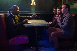 Der Einstieg ins Entf&uuml;hrungsgesch&auml;ft ist gar nicht so einfach. Deshalb wenden sich (v.r.n.l.) Kurt (Jason Sudeikis), Dale (Charlie Day) und Nick (Jason Bateman) an Dean "Motherfucker" Jones (Jamie Foxx), um zu erfahren, was man so alles beachten muss ...