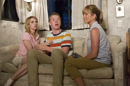 "Sohn" Kenny (Will Poulter) im Kuss-Unterricht mit "Mutter" Rose (Jennifer Aniston, r.) und "Schwester" Casey (Emma Roberts).