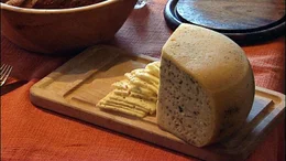 Zur Arbeit einer Sennerin geh&ouml;rt auch die Herstellung von Butter und K&auml;se.