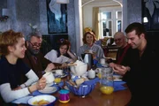 Das Nest ist voll! Allmorgendlich versammeln sich die WG-Mitglieder Mara (Muriel Baumeister), Johannes (Robert Giggbenbach), Zoe (Lavinia Wilson), Elisabeth (Senta Berger), Rudolf (Ignaz Kirchner) und Michael (Johannes Brandrup) um Elisabeths reich gedeckten Fr&uuml;hst&uuml;ckstisch.