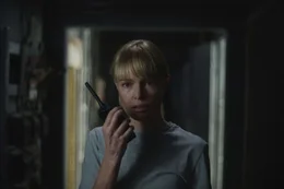 Cassidy (Kate Bosworth) mit dem Funkger&auml;t.