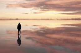 Der Sonnenuntergang ist einerseits etwas Allt&auml;gliches, andererseits ein magisches Farbspektakel, das uns Menschen immer wieder zum Innehalten bringt.