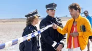 Wiebke (Antonia Bill, li.) und Malte (Joshua Seelenbinder, Mitte) sind machtlos gegen den Pseudo-Kommissar Tim Seebach (Oliver Mommsen), der sich sofort in die Ermittlungen einmischt. Wiebke (Antonia Bill, li.) und Malte (Joshua Seelenbinder, Mitte) sind machtlos gegen den Pseudo-Kommissar Tim Seebach (Oliver Mommsen), der sich sofort in die Ermittlungen einmischt.