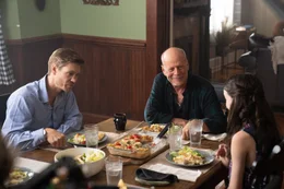 Chad Michael Murray als Rich (l.), Bruce Willis als Frank (m.)