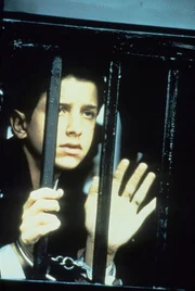 Bei einer gewaltt&auml;tigen Auseinandersetzung mit dem konkurrierenden Gangsterboss Bugsy wird das Gangmitglied Dominic erschossen. V&ouml;llig au&szlig;er sich &uuml;ber den Tod des Freundes ersticht Noodles (Scott Tiler) den Konkurrenten und muss daraufhin ins Gef&auml;ngnis.
