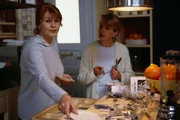 Von ihrem Mann pl&ouml;tzlich verlassen, muss sich Elisabeth (Senta Berger, li.) von ihrer Freundin Marion (Gisela Schneeberger, re.) gut gemeinte aber lebensfremde Ratschl&auml;ge erteilen lassen.