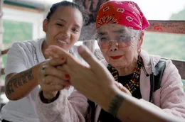W&auml;hrend Whang Od aus der Hand einer Tattoo-Kundin liest, schaut ihre Gro&szlig;nichte Grace aufmerksam zu und lernt. Sie soll die Nachfolge der Matriarchin antreten und die Batok-Tradition in die Zukunft tragen.