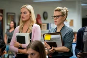 Der Alltag bei Fox News gibt der Newcomerin Kayla Pospisil (Margot Robbie, l.) und ihrer Kollegin und Freundin Jess Carr (Kate McKinnon, r.) immer wieder Anlass zum Staunen.