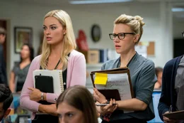 Der Alltag bei Fox News gibt der Newcomerin Kayla Pospisil (Margot Robbie, l.) und ihrer Kollegin und Freundin Jess Carr (Kate McKinnon, r.) immer wieder Anlass zum Staunen.