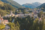 Bad Gastein: eine dramatische Kulisse am Hang, durch die seit Jahrhunderten sowohl Wasserfall als auch Glamour hindurchrauschen