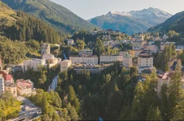 Bad Gastein: eine dramatische Kulisse am Hang, durch die seit Jahrhunderten sowohl Wasserfall als auch Glamour hindurchrauschen