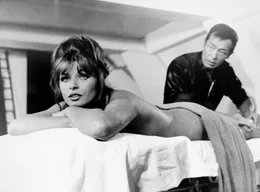 "Mit teuflischen Gr&uuml;ssen". Im Bild: Senta Berger, Peter Mosbacher.
