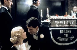 Max (James Woods, Mi.) mit Carol (Tuesday Weld, li.): Max und seine Gang haben w&auml;hrend der Prohibition viel Geld mit illegalem Alkoholhandel und einer Bar erwirtschaftet. Ob der Champagner nach Aufhebung des 18. Zusatzartikels noch genauso gut schmeckt?