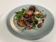 Hans-J&ouml;rg Bachmeier kocht gegrillte Auberginen mit Steinpilzen.