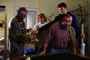 Das Chaos bricht aus, als die neuen Bewohner in Elisabeths (Senta Berger, 2.v.li.) Wohnung einziehen. Mit dabei Arch&auml;ologieprofessor Johannes (Robert Giggenbach, li.) und Freund Achim (Matthias Kostya, 2.v.re.).
