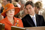 Katherine (Shirley MacLaine) ist nicht ganz sicher, was sie von Jeff (Mark Ruffalo) halten soll.