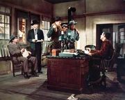 Der Gl&uuml;cksspieler und Revolverheld Doc Holliday und der Sheriff Wyatt Earp (Burt Lancaster,2.v.l.) reiten von Dodge City in Kansas nach Tombstone, Arizona. Earps Br&uuml;der brauchen dringend Hilfe: Die Gang der Clantons, allen voran Ike Clanton, terrorisiert die Stadt. Eine gnadenlose Schlacht beginnt. Es ist wild im Westen!