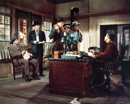 Der Gl&uuml;cksspieler und Revolverheld Doc Holliday und der Sheriff Wyatt Earp (Burt Lancaster,2.v.l.) reiten von Dodge City in Kansas nach Tombstone, Arizona. Earps Br&uuml;der brauchen dringend Hilfe: Die Gang der Clantons, allen voran Ike Clanton, terrorisiert die Stadt. Eine gnadenlose Schlacht beginnt. Es ist wild im Westen!